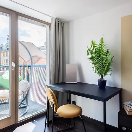 With Large Balcony, Parking 布拉格