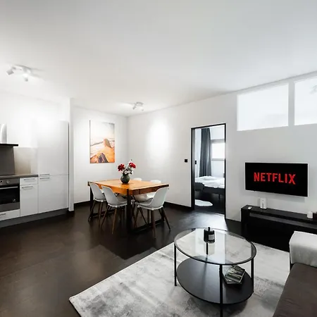 With Large Balcony, Parking * Praga