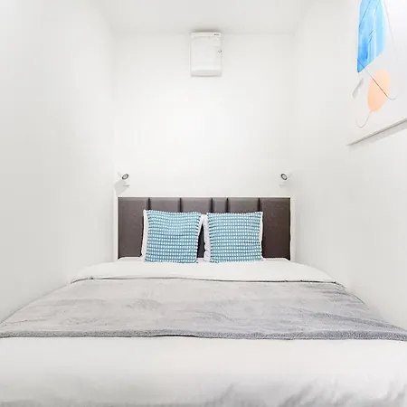 With Large Balcony, Parking * Praga