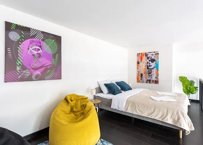 With Large Balcony, Parking Apartamento Praga