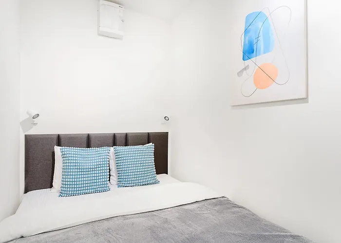With Large Balcony, Parking Apartamento Praga
