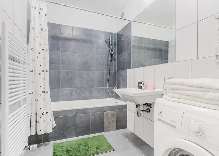 With Large Balcony, Parking Apartamento