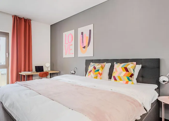 With Large Balcony, Parking Apartamento Praga