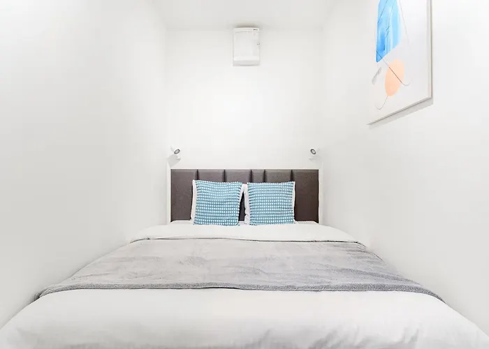 With Large Balcony, Parking * Praga